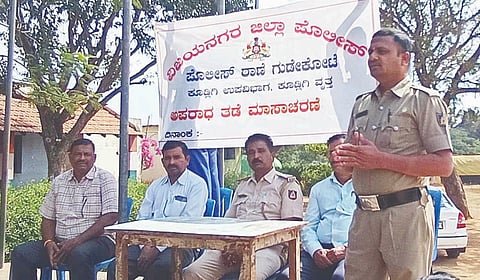 ಕಾನಹೊಸಹಳ್ಳಿ ಸಮೀಪದ ನರಸಿಂಹನಗಿರಿಯಲ್ಲಿ ಅಪರಾಧ ತಡೆ ಮಾಸಾಚರಣೆ ಕಾರ್ಯಕ್ರಮದಲ್ಲಿ ಪೇದೆ ಸ್ವರೂಪ್ ಕೊಟ್ಟೂರು ಮಾತನಾಡಿದರು.