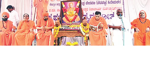 ಕುಕನೂರು ತಾಲೂಕಿನ ಬೆದವಟ್ಟಿ ಗ್ರಾಮದ ಹಿರೇಮಠದಲ್ಲಿ ಲಿಂ.ಶ್ರೀಶಿವಸಂಗಮೇಶ್ವರ ಸ್ವಾಮೀಜಿ ಪ್ರಥಮ ಪುಣ್ಯ ಸ್ಮರಣೋತ್ಸವ ಕಾರ್ಯಕ್ರಮದಲ್ಲಿ ಚಳಗೇರಿಯ ಶ್ರೀ ವೀರಸಂಗಮೇಶ್ವರ ಸ್ವಾಮೀಜಿ ಮಾತನಾಡಿದರು. ಯಲಬುರ್ಗಾದ ಶ್ರೀಸಿದ್ದಾರಾಮೇಶ್ವರ ಸ್ವಾಮೀಜಿ, ಅನ್ನದಾನೀಶ್ವರ ಶಾಖಾಮಠದ ಡಾ.ಮಹಾದೇವ ಸ್ವಾಮೀಜಿ ಇತರರಿದ್ದರು.