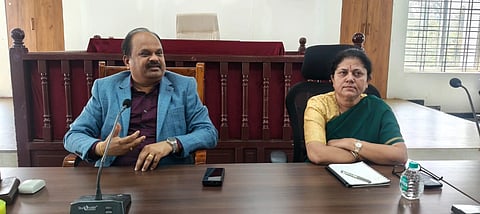 ಚಿತ್ರ ೧೯ ಕೆ.ಎಲ್.ಆರ್. ೦೨ : ಕೋಲಾರ ಸುಂದರ ನಗರವನ್ನಾಗಿ ರೂಪಿಸಲು ಜಿಲ್ಲಾಧಿಕಾರಿ ಎಂ.ಆರ್.ರವಿಯವರ ಅಧ್ಯಕ್ಷತೆಯಲ್ಲಿ ಕರೆಯಲಾಗಿದ್ದ ಸಾರ್ವಜನಿಕರ, ಕಂಪನಿಗಳ, ಸಂಘ ಸಂಸ್ಥೆಗಳ ಸಭೆಯಲ್ಲಿ ಜಿಲ್ಲಾಧಿಕಾರಿ ಎಂ.ಆರ್.ರವಿ ಮತ್ತು ಅಪರ ಜಿಲ್ಲಾಧಿಕಾರಿ ಮಂಗಳಾ ಭಾಗವಹಿಸಿರುವುದು. 