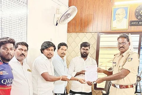 ಕನಕಗಿರಿ ಪಿಐ ವಿ. ನಾರಾಯಣರಿಗೆ ಎಸ್‌ಎ್ಐ ಕಾರ್ಯಕರ್ತರು ಮನವಿ ಸಲ್ಲಿಸಿದರು. ತಾಲೂಕು ಅಧ್ಯಕ್ಷ ಹನುಮೇಶ ಮ್ಯಾಗಡೆ, ಕೃಷಿ ಕೂಲಿಕಾರ ಮುಖಂಡರಾದ ಹುಸೇನಪ್ಪ, ರಮೇಶ ಡಂಕನಕಲ್, ಹನುಮೇಶ ದೇವರಾಜ, ಯಂಕಪ್ಪ ಇತರರಿದ್ದರು.