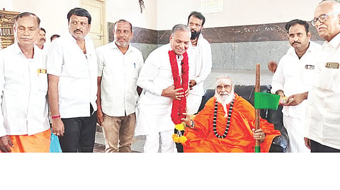 ಕನಕಗಿರಿ ಪಟ್ಟಣಕ್ಕೆ ಆಗಮಿಸಿದ್ದ ರಂಭಾಪುರಿ ಶ್ರೀಗಳು ಮಾಜಿ ಶಾಸಕ ಪರಣ್ಣ ಮುನವಳ್ಳಿ ಅವರನ್ನು ಆಶೀರ್ವದಿಸಿದರು. ಪ್ರಮುಖರಾದ ವಾಗೇಶ ಹಿರೇಮಠ, ಮಹಾಂತೇಶ ಸಜ್ಜನ್, ಮೃತ್ಯುಂಜಯಸ್ವಾಮಿ ಇತರರಿದ್ದರು.