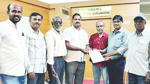 ಕೊಪ್ಪಳದಲ್ಲಿ ಕಾರ್ಮಿಕರ ವಿವಿಧ ಬೇಡಿಕೆ ಈಡೇರಿಕೆಗೆ ಆಗ್ರಹಿಸಿ ಕಟ್ಟಡ ಕಾರ್ಮಿಕ ಸಂಟನೆಗಳ ಸಮನ್ವಯ ಸಮಿತಿಯಿಂದ ಜಿಲ್ಲಾ ಚುನಾವಣಾ ವಿಭಾಗದ ತಹಸೀಲ್ದಾರ್ ರವಿಕುವಾರ್ ವಸದಗೆ ಮನವಿ ಸಲ್ಲಿಸಲಾಯಿತು. ಪ್ರಮುಖರಾದ ಕಾಸಿಂ ಸರ್ದಾರ್, ತುಕಾರಾಂ ಪಾತ್ರೋಟಿ, ಶರಣು ಗಡ್ಡಿ, ಬಸವರಾಜ್ ಶೀಲವಂತರ್, ಎಸ್.ಎ.ಗಫಾರ್ ಇದ್ದರು.