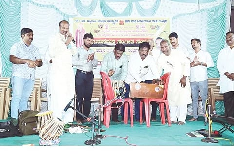 ಕೊಪ್ಪಳದಲ್ಲಿ ಪಂಡಿತ ಪುಟ್ಟರಾಜ ಗವಾಯಿಗಳ ಜಯಂತಿ ಅಂಗವಾಗಿ ಆಯೋಜಿಸಿದ ಗುರುನಮನ ಸಂಗೀತ ಸಂಭ್ರಮ ಕಾರ್ಯಕ್ರಮವನ್ನು ನಿವೃತ್ತ ಲೋಕಾಯುಕ್ತ ಅಧಿಕಾರಿ ರಾಮಣ್ಣ ಬನ್ನಿಗೋಳ ಉದ್ಘಾಟಿಸಿದರು.ಪ್ರಮುಖರಾದ ಕರ್ಣ ಕುವಾರ್, ಮಹಾಂತಯ್ಯ ಶಾಸಿ ಹಿರೇಮಠ, ತೋಟಪ್ಪ ಕಾಮನೂರು, ಪ್ರಮೋದ ಕುಲಕರ್ಣಿ, ಮಲ್ಲಿಕಾರ್ಜುನ ಕೋಣಿ ಇತರರಿದ್ದರು.