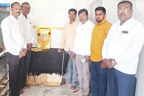 ಭಾಗ್ಯನಗರ ಶ್ರೀ ಬೀರಲಿಂಗೇಶ್ವರ ದೇವಸ್ಥಾನದಲ್ಲಿ ಹಕ್ಕ-ಬುಕ್ಕರ ಜಯಂತಿ ಆಚರಿಸಲಾಯಿತು. ಹಾಲುಮತ ಮಹಾಸಭಾ ಜಿಲ್ಲಾಧ್ಯಕ್ಷ ಹನುಮಂತಪ್ಪ ಕೌದಿ, ರಾಜ್ಯ ಸಂಟನಾ ಕಾರ್ಯದರ್ಶಿ ದ್ಯಾಮಣ್ಣ ಕರಿಗಾರ, ಪದಾಧಿಕಾರಿಗಳಾದ ಪರಶುರಾಮ ಅಣ್ಣಿಗೇರಿ, ಪದಾಧಿಕಾರಿಗಳಾದ ಹನುಮಂತಪ್ಪ ಹನುವಾಪುರ್, ದ್ಯಾಮನಗೌಡ ಪಾಟೀಲ್, ಭೀಮೇಶ ಪೂಜಾರ್ ಇತರರಿದ್ದರು.