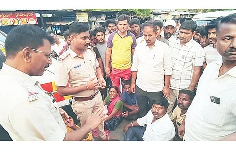 ಕೊಪ್ಪಳ ಜಿಲ್ಲಾಸ್ಪತ್ರೆ ಮುಂಭಾಗದ ರಸ್ತೆ ಸಂಚಾರ ತಡೆದು ಮೃತ ಆಕಾಶ ಹರಿಜನ ಕುಟುಂಬಸ್ಥರು ಪ್ರತಿಭಟನೆ ನಡೆಸಿದರು.ಖರ್ಚು 