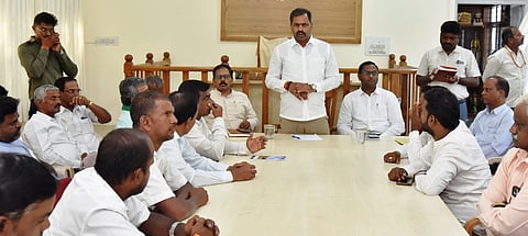  ಕೆ.ಆರ್.ನಗರ ತಾಲೂಕು ಕಚೇರಿಯಲ್ಲಿ ಆಯೋಜಿಸಿದ್ದ ಮಹರ್ಷಿ ಶ್ರೀ ಭಗೀರಥ ಜಯಂತಿ ಮತ್ತು ಶ್ರೀ ಶಂಕರಾಚಾರ್ಯ ಜಯಂತಿ ಆಚರಣೆ ಪೂರ್ವಭಾವಿ ಸಭೆಯಲ್ಲಿ ಶಾಸಕ ಡಿ.ರವಿಶಂಕರ್ ಮಾತನಾಡಿದರು. ತಹಸೀಲ್ದಾರ್ ಜಿ.ಸುರೇಂದ್ರಮೂರ್ತಿ, ಟಿಎಚ್‌ಒ ಎಚ್.ಎಲ್.ಶಂಕರಮೂರ್ತಿ, ತಾಪಂ ಇಒ ವಿ.ಪಿ.ಕುಲದೀಪ್ ಇದ್ದರು.