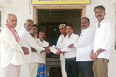 ಕೆ.ಆರ್.ನಗರ ತಾಲೂಕಿನ ಬಸವರಾಜಪುರ ಗ್ರಾಮದ ಶ್ರೀ ಶನೈಶ್ಚರ ಸ್ವಾಮಿ ದೇವಾಲಯ ಕಟ್ಟಡ ನಿರ್ಮಾಣಕ್ಕೆ ಶ್ರೀ ಕ್ಷೇತ್ರ ಧರ್ಮಸ್ಥಳ ಗ್ರಾಮಾಭಿವೃದ್ದಿ ಸಂಸ್ಥೆಯ ವತಿಯಿಂದ ಮಂಜೂರಾದ ಅನುದಾನದ ಚೆಕ್ ನ್ನು ಸದಾನಂದ್ ದೇವಾಡಿಗ ವಿತರಿಸಿದರು. ಜಿಪಂ ಮಾಜಿ ಸದಸ್ಯ ಸಿದ್ದಪ್ಪ, ಮುಖಂಡರಾದ ಮಂಜುನಾಥ್, ಸ್ವಾಮಿ ಇತರರು ಇದ್ದರು. 