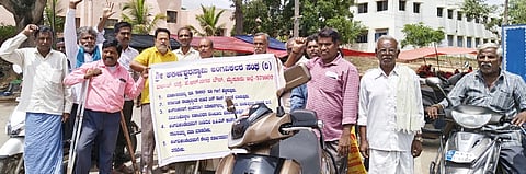  ಕೆ.ಆರ್.ನಗರ ತಾಲೂಕು ಅರ್ಕೇಶ್ವರಸ್ವಾಮಿ ಅಂಗವಿಕಲರ ಸಂಘದ ವತಿಯಿಂದ ವಿವಿಧ ಬೇಡಿಕೆಗಳನ್ನು ಈಡೇರಿಸುವಂತೆ ಒತ್ತಾಯಿಸಿ ತಹಸೀಲ್ದಾರ್ ಜಿ.ಸುರೇಂದ್ರಮೂರ್ತಿಗೆ ಮನವಿ ಸಲ್ಲಿಸಿದರು. ಸಂಘದ ಅಧ್ಯಕ್ಷ ಪುಟ್ಟಸ್ವಾಮಿ, ಕಾರ್ಯದರ್ಶಿ ಮಾಲೇಗೌಡ, ರಾಘವೇಂದ್ರ ಪ್ರಸಾದ್ ಮತ್ತಿತರರಿದ್ದರು.