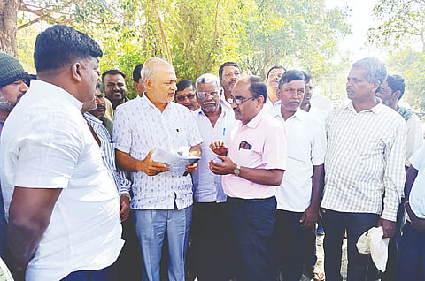 ಕೆ.ಆರ್.ನಗರ  ತಾಲೂಕಿನ ಹಂಪಾಪುರದ ರೈಲ್ವೇ ಗೇಟ್ ನಿಂದ ಸನ್ಯಾಸಿಪುರ ಮಾರ್ಗದ ರಸ್ತೆ ಕಾಮಗಾರಿಯನ್ನು ಮಾಜಿ ಸಚಿವ ಸಾ.ರಾ.ಮಹೇಶ್ ಪರಿಶೀಲಿಸಿದರು.