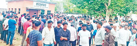 ಕೆ.ಆರ್. ನಗರದ ಶವಾಗಾರದ ಮುಂದೆ ನೆರೆದಿರುವ ಜನಸ್ತೋಮ