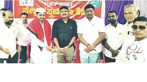 ಕಾರಟಗಿಯಲ್ಲಿ ಹಮ್ಮಿಕೊಂಡಿದ್ದ ನೇತ್ರ ಶಸ್ತ್ರಚಿಕಿತ್ಸಾ ಉಚಿತ ಶಿಬಿರಕ್ಕೆ ಪುರಸಭೆ ಅಧ್ಯಕ್ಷ ಮಂಜುನಾಥ ಮೇಗೂರು ಚಾಲನೆ ನೀಡಿದರು. ಡಾ.ಚೇತನ್, ಅರ್ಚಕ ಭೀಮೇಶಪ್ಪ ಅಪ್ಪಾಜಿ, ಟ್ರಸ್ಟ್ ಅಧ್ಯಕ್ಷ ಚನ್ನಬಸಪ್ಪ ಸುಂಕದ, ಗೌರವಾಧ್ಯಕ್ಷ ಶರಣಯ್ಯಸ್ವಾಮಿ ಸಾಹುಕಾರ್ ಇದ್ದರು.