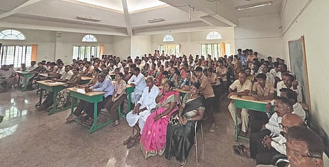  ಕೂಡಲಸಂಗಮ ಸರ್ಕಾರಿ ಉಪಕರಣಾಗಾರ ಮತ್ತು ತರಬೇತಿ ಕೇಂದ್ರದಲ್ಲಿ ನಡೆದ ೨೪ನೇ ಬ್ಯಾಚ್‌ನ ಔದ್ಯೋಗಿಕ ತರಬೇತಿ ಪತ್ರಗಳ ವಿತರಣಾ ಸಮಾರಂಭದಲ್ಲಿ ಪಾಲ್ಗೊಂಡ ಪಾಲಕರು.