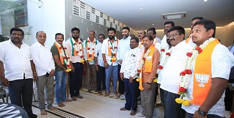 ಕುಂದಾಣ BJP ಸಮೀಪದ ಕೊಯಿರಾ ಗ್ರಾಪಂ ವ್ಯಾಪ್ತಿಯ ಕಾಂಗ್ರೆಸ್ ಮುಖಂಡರು ಪಕ್ಷ ತೊರೆದು ಸಂಸದ ಡಾ.ಕೆ.ಸುಧಾಕರ್ ನೇತೃತ್ವದಲ್ಲಿ ಬಿಜೆಪಿ ಸೇರ್ಪಡೆಗೊಂಡರು.ಮುಖಂಡರಾದ ಚೇತನ್‌ಗೌಡ, ರಮೇಶ್‌ಬಾಬು, ಓಬದೇನಹಳ್ಳಿ ಮುನಿ ಯಪ್ಪ, ಆರ್.ಕೆ.ನಂಜೇಗೌಡ, ಮುನಿರಾಜು, ಸುಬ್ಬೇಗೌಡ ಇದ್ದರು.