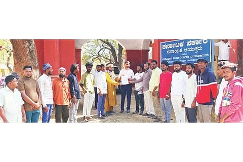 ಲಿಂಗಸುಗೂರು ಸಹಾಯಕ ಆಯುಕ್ತರಿಗೆ 12ನೇ ವಾರ್ಡ್ ನಿವಾಸಿಗಳು ಮನವಿಪತ್ರ ಸಲ್ಲಿಸಿದರು. ಪ್ರಮುಖರಾದ ಬಸವರಾಜ ಗೋಸ್ಲೆ, ಅಭಿಷೇಕ, ಆನಂದ, ವೀರೇಶ, ಸಿದ್ದು, ರಾಹುಲ್, ಮಾರುತಿ, ಕೃಷ್ಣಾ, ರಹೀಮ ಅಲಿ, ಶಂಕರರೆಡ್ಡಿ, ದೇವರಾಜ, ತಿಪ್ಪರಾಜ, ಅಮೀನ್, ಜಾವೀದ ಪಾಷಾ, ಮದನ, ಇಮಾಮ, ಮಂಜುನಾಥ, ಅಲ್ತಾಫ್, ಸುಂದರ, ಬಸವ, ಇತರರಿದ್ದರು.