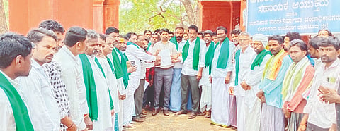 ಲಿಂಗಸುಗೂರಿನಲ್ಲಿ ಸಹಾಯಕ ಆಯುಕ್ತ ಬಸವಣೆಪ್ಪ ಕಲಶೆಟ್ಟಿಗೆ ರೈತ ಸಂಘ ಹಾಗೂ ಹಸಿರು ಸೇನೆ ಮನವಿ ಸಲ್ಲಿಸಿತು. 
