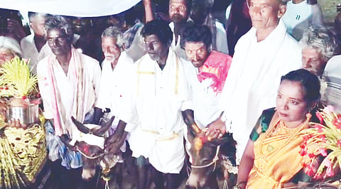 ಗುಬ್ಬಿ Donkey marriage ತಾಲೂಕಿನ ಹಾಗಲವಾಡಿ ಹೋಬಳಿಯ ಯರಬಳ್ಳಿಯಲ್ಲಿ ಕತ್ತೆಗಳ ಮದುವೆ ಮಾಡಿ ಮಳೆಗಾಗಿ ಪ್ರಾರ್ಥಿಸಿದರು.