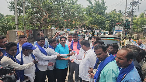 ಹೊಸಪೇಟೆಯ ಧೋಬಿ ಘಾಟ್ ಬಳಿಯ ರಸ್ತೆಯ ಸೇತುವೆಗೆ ದೊಡ್ಡ ಕಂದಕ ಬಿದಿದ್ದು ಅದನ್ನು ಸರಿಪಡಿಸುವಂತೆ ಒತ್ತಾಯಿಸಿ ಅಂಬೇಡ್ಕರ್ ಸೇನೆ ಯುವ ಘಟಕದಿಂದ ಪ್ರತಿಭಟನೆ ಮಾಡಲಾಯಿತು. ಪ್ರಮುಖರಾದ ಹೊನ್ನೂರಸ್ವಾಮಿ, ಪಿ.ವೆಂಕಟೇಶ್, ಗುಜ್ಜಲ್ ಗಣೇಶ್, ಪಿ.ಶೇಕ್ಷಾವಲಿ, ಹನುಮಂತ, ರವಿಕುಮಾರ ಸೇರಿದಂತೆ ಇತರರಿದ್ದರು.
