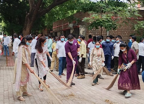 ಹೊಸಪೇಟೆ ಉಪವಿಭಾಗ ಮಟ್ಟದ ಸರ್ಕಾರಿ ಸಾರ್ವಜನಿಕ ಆಸ್ಪತ್ರೆ ಆವರಣದಲ್ಲಿ ಭಾನುವಾರ ವಿಶೇಷ ಸ್ವಚ್ಛತಾ ಕಾರ್ಯಕ್ರಮ ನಡೆಯಿತು. ಆಸ್ಪತ್ರೆಯ ವೈದ್ಯಾಧಿಕಾರಿ ಡಾ.ಗಂಗಾಧರ ಮೇಟಿ, ಸಿಸ್ಟರ್ ಹನೀಫಾ, ಲ್ಯಾಬ್ ಟೆಕ್ನೇಷಿಯನ್ ಸುಮಿತ್ರಮ್ಮ ಇತರರಿದ್ದರು.