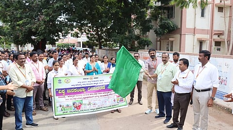 ಹೊಸಪೇಟೆ ಡಿಎಚ್ ಒ ಕಚೇರಿ ಆವರಣಲ್ಲಿ ಶನಿವಾರ ವಿಶ್ವ ಜನಸಂಖ್ಯೆ ದಿನಾಚರಣೆ ನಿಮಿತ್ತ ಜಾಗೃತಿ ಜಾಥಾಕ್ಕೆ ಶನಿವಾರ ಡಿಎಚ್‌ಒ ಡಾ.ಲಿಂಗರಾಜು ಚಾಲನೆ ನೀಡಿದರು. ಜಿಲ್ಲಾ ಆರ್.ಸಿ.ಎಚ್. ಅಧಿಕಾರಿ ಡಾ. ಜಂಬಯ್ಯ ನಾಯಕ, ಕಾರ್ಯಕ್ರಮ ಅನುಷ್ಠಾನಾಧಿಕಾರಿ ಡಾ.ವಿನಯ್, ಕುಷ್ಠರೋಗ ನಿಯಂತ್ರಣಾಧಿಕಾರಿ ಡಾ.ರಾಧಿಕಾ, ಕ್ಷಯರೋಗ ನಿರ್ಮೂಲನಾಧಿಕಾರಿ ಭಾಸ್ಕರ್, ಆರೋಗ್ಯ ನಿರೀಕ್ಷಣಾಧಿಕಾರಿ ಧರ್ಮನ ಗೌಡ ಇತರರಿದ್ದರು.