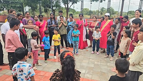 ಹೊಸಪೇಟೆ ಫ್ರೀಡಂ ಪಾರ್ಕಿನಲ್ಲಿ ಭಾನುವಾರ ಪತ್ರಿಕಾ ದಿನಾಚರಣೆ ನಿಮಿತ್ತ ಹಮ್ಮಿಕೊಳ್ಳಲಾಗಿದ್ದ ಪತ್ರಕರ್ತರ ಕುಟುಂಬದ ಸಮ್ಮಿಲನ ಕಾರ್ಯಕ್ರಮದಲ್ಲಿ ಆಟೋಟ ಸ್ಪರ್ಧೆಗಳು ನಡೆದವು.