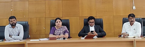 ಹೊಸಪೇಟೆ ಜಿಲ್ಲಾಧಿಕಾರಿಗಳ ಕಚೇರಿ ಸಭಾಂಗಣದಲ್ಲಿ ಸೋಮವಾರ ಹಂಪಿ ಉತ್ಸವ ಪೂರ್ವಭಾವಿ ಸಭೆಯಲ್ಲಿ ಜಿಲ್ಲಾಧಿಕಾರಿ ಕವಿತಾ ಎಸ್.ಮನ್ನಿಕೇರಿ ಮಾತನಾಡಿದರು. ಜಿ.ಪಂ. ಸಿಇಓ ನೋಂಗ್ಜಾಯ್ ಮಹಮದ್ ಅಲಿ ಅಕ್ರಂ ಷಾ, ಉಪವಿಭಾಗಾಧಿಕಾರಿ ವಿವೇಕಾನಂದ, ಕನ್ನಡ ಮತ್ತು ಸಂಸ್ಕೃತಿ ಇಲಾಖೆ ಸಹಾಯಕ ನಿದೇರ್ಶಕ ಸಿದ್ಧಣ್ಣನ ರಂಗನವರ್ ಇದ್ದರು.