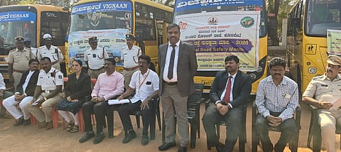 ಹೊಸಪೇಟೆ ಜಿಲ್ಲಾ ಕ್ರೀಡಾಂಗಣದಲ್ಲಿ ಸೋಮವಾರ ಏರ್ಪಡಿಸಿದ್ದ ಶಾಲಾ ವಾಹನ ಚಾಲಕರಿಗೆ ರಸ್ತೆ ಸುರಕ್ಷತೆ ಮತ್ತು ಕಾನೂನು ಅರಿವು ನೆರವು ಕಾರ್ಯಕ್ರಮದಲ್ಲಿ ಪ್ರಧಾನ ಹಿರಿಯ ಸಿವಿಲ್ ನ್ಯಾಯಾಧೀಶ ಎನ್.ಸುಬ್ರಮಣ್ಯ ಮಾತನಾಡಿದರು. ಪ್ರಧಾನ ಸಿವಿಲ್ ನ್ಯಾಯಾಧೀಶರು ಪ್ರಶಾಂತ್ ನಾಗಲಾಪುರ್ ಮಾತನಾಡಿ, ಪ್ರಾದೇಶಿಕ ಸಾರಿಗೆ ಅಧಿಕಾರಿ ದಾಮೋದರ್, ಮೋಟಾರ್ ವಾಹನ ನಿರೀಕ್ಷಕ ಪ್ರದೀಪ್ ಹಡಗಲಿ, ಸಂಚಾರಿ ಪೊಲೀಸ್ ಠಾಣೆ ಸಿಪಿಐ ಡಿ.ಹುಲುಗಪ್ಪ, ಡಿಡಿಪಿಯು ನೋಡಲ್ ಅಧಿಕಾರಿ ನಾಗರಾಜ್ ಹವಾಲ್ದಾರ್, ಬಿಇಓ ಶೇಖರಪ್ಪ ಹೊರಪೇಟೆ ಇತರರಿದ್ದರು.