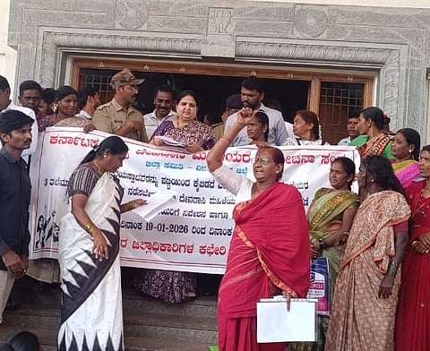 ಹೊಸಪೇಟೆಯಲ್ಲಿ ಜಿಲ್ಲಾಧಿಕಾರಿ ಕವಿತಾ ಎಸ್.ಮನ್ನಿಕೇರಿ ಅವರಿಗೆ ದೇವದಾಸಿ ಮಹಿಳೆಯರ ವಿವಿಧ ಬೇಡಿಕೆ ಈಡೇರಿಕೆಗೆ ಮನವಿ ಸಲ್ಲಿಸಿದರು. ಜಿಲ್ಲಾ ಅಧ್ಯಕ್ಷೆ ಟಿ.ವಿ.ರೇಣುಕಮ್ಮ, ಕಾರ್ಯದರ್ಶಿ ಕೆ.ನಾಗರತ್ನಮ್ಮ, ಪ್ರಮುಖರಾದ ಭಾಸ್ಕರ್ ರೆಡ್ಡಿ, ವಿ.ಸ್ವಾಮಿ ಇತರರಿದ್ದರು.