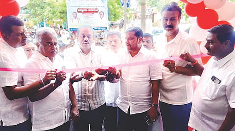 ಮುನಿರಾಬಾದ್ ಸಮೀಪದ ಹಿರೇಬಗನಾಳ ಹಾಗೂ ಕುಣಿಕೇರಿಯಲ್ಲಿ ಶಾಖಾ ಅಂಚೆ ಕಚೇರಿ ಕಟ್ಟಡವನ್ನು ಸಂಸದ ರಾಜಶೇಖರ ಹಿಟ್ನಾಳ ಉದ್ಘಾಟಿಸಿದರು. ಕೊಪ್ಪಳ ನಗರಾಭಿವೃದ್ಧಿ ಪ್ರಾಧಿಕಾರ ಅಧ್ಯಕ್ಷ ಪ್ರಸನ್ನಾ ಗಡಾದ, ಜಿಪಂ ಮಾಜಿ ಸದಸ್ಯ ಗೂಳಪ್ಪ ಹಲಗೇರಿ ಇದ್ದರು.