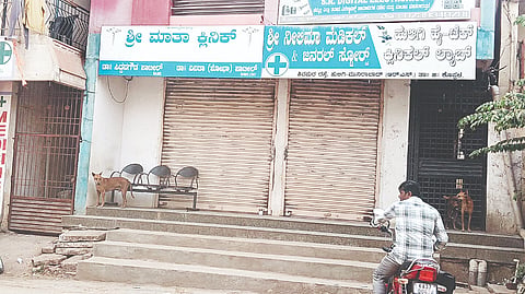 ಹುಲಿಗಿ ಗ್ರಾಮದಲ್ಲಿ ಕೆಪಿಎಂಇ ಕಾಯ್ದೆಯಡಿ ನವೀಕರಣಗೊಳ್ಳದೇ ಕಾರ್ಯನಿರ್ವಹಿಸುತ್ತಿದ್ದ ಖಾಸಗಿ ಕ್ಲಿನಿಕ್ ಹಾಗೂ ಲ್ಯಾಬ್ ಅನ್ನು ತಾಲೂಕು ಆರೋಗ್ಯಾಧಿಕಾರಿಗಳ ತಂಡ ಸೀಜ್ ಮಾಡಿರುವುದು.