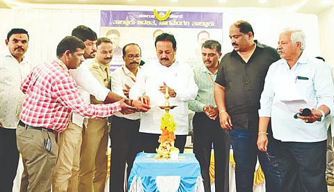 ನಾಗಮಂಗಲ ತಾಲೂಕಿನ ಬೋಗಾದಿಯಲ್ಲಿ ತಾಲೂಕು ಆಡಳಿತದ ವತಿಯಿಂದ ಆಯೋಜಿಸಿದ್ದ ಪ್ರಜಾಸೇವಾ ಆಂದೋಲನ ಕಾರ್ಯಕ್ರಮವನ್ನು ಜಲಸಂಪನ್ಮೂಲ ಸಚಿವ ಎನ್.ಚಲುವರಾಯಸ್ವಾಮಿ ಉದ್ಘಾಟಿಸಿದರು. ಡಾ.ಅಶೋಕ್, ಚಲುವರಾಜು, ಸತೀಶ್ ಇದ್ದರು.