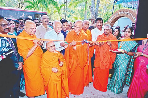 ನಾಗಮಂಗಲ ತಾಲೂಕಿನ ಆದಿಚುಂಚನಗಿರಿ ಮಠದಲ್ಲಿ ಡಾ.ಶ್ರೀ ನಿರ್ಮಲನಂದನಾಥ ಸ್ವಾಮೀಜಿ ಅವರ 13ನೇ ವಾರ್ಷಿಕ ಪಟ್ಟಾಭಿಷೇಕ ಮಹೋತ್ಸವದ ಅಂಗವಾಗಿ ಆಯೋಜಿಸಿದ್ದ ವಿಜ್ಞಾತಂ ಉತ್ಸವದ ವಸ್ತುಪ್ರದರ್ಶನವನ್ನು ಡಾ.ಶ್ರೀ ನಿರ್ಮಲನಂದನಾಥ ಸ್ವಾಮೀಜಿ ಹಾಗೂ ಹಿರಿಯ ವಿಜ್ಞಾನಿ ಡಾ.ಕೆ.ಮುನಿಯಪ್ಪ ಸೇರಿದಂತೆ ಇತರ ಗಣ್ಯರು ಉದ್ಘಾಟಿಸಿದರು.