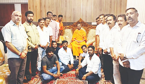 ಶಿರಾದಲ್ಲಿ Nanjavadhuta ಜು.26ರಂದು ಆಯೋಜಿಸಿರುವ ಕೆಂಪೇಗೌಡ ಜಯಂತ್ಯುತ್ಸವಕ್ಕೆ ಪಟ್ಟನಾಯಕನಹಳ್ಳಿ ಸ್ಫಟಿಕಪುರಿ ಮಹಾಸಂಸ್ಥಾನದ ಶ್ರೀ ನಂಜಾವಧೂತ ಸ್ವಾಮೀಜಿ ಅವರನ್ನು ಆಹ್ವಾನಿಸಲಾಯಿತು.ಪಿಎಲ್​ಡಿ ಬ್ಯಾಂಕ್​ ಅಧ್ಯಕ್ಷ ಚಿರತಹಳ್ಳಿ ಮಂಜುನಾಥ್​ ಇದ್ದರು. 