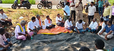 ಪ್ರತಿಭಟನೆಯಲ್ಲಿ ಬಿಜೆಪಿ ಮುಖಂಡರಾದ ಜೆ.ಬಾಲಗಂಗಾಧರ್, ಹಿರೇಮರಳಿ ಶೀನಪ್ಪ, ವೀರಭದ್ರಸ್ವಾಮಿ, ಗಾಣದಹೊಸೂರು ಕೃಷ್ಣೇಗೌಡ,  ಹಿರೇಮರಳಿ ಗ್ರಾ.ಪಂ.ಉಪಾಧ್ಯಕ್ಷ ಮನು, ಮಾಜಿ ಉಪಾಧ್ಯಕ್ಷ ಕೆ.ಸಿ.ಕುಮಾರಸ್ವಾಮಿ, ಸ್ಥಳೀಯ ಗ್ರಾಮಸ್ಥರಾದ ಕೆ.ಹೊಸೂರು ರಮೇಶ್, ಜಗಣ್ಣ, ಸ್ವಾಮಿಗೌಡ, ನಾಗೇಶ್, ಅಶೋಕ, ನವೀನ್, ಸುನೀಲ್, ಜ್ಞಾನೇಶ್, ಆಟೋ ಜಲೇಂದ್ರ ಇತರರು ಭಾಗವಹಿಸಿದ್ದರು.