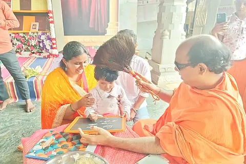 ರಿಪ್ಪನ್‌ಪೇಟೆ ಸಮೀಪದ ಹೊಂಬುಜ ಜೈನಮಠದಲ್ಲಿ ಸ್ವಸ್ತಶ್ರೀ ದೇವೆಂದ್ರಕೀರ್ತಿ ಭಟ್ಟಾರಕ ಸ್ವಾಮೀಜಿ ಶ್ರುತಪಂಚಮಿ ಅಂಗವಾಗಿ ಮಕ್ಕಳಿಗೆ ಅಕ್ಷರಭ್ಯಾಸ ನಡೆಸಿದರು.