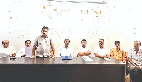 ರಿಪ್ಪನ್​ಪೇಟೆ ಗ್ರಾಪಂನಲ್ಲಿ ಆಯೋಜಿಸಿದ್ದ ಕಸ್ತೂರಿ ರಂಗನ್​ ವರದಿ ವಿರೋಧಿ ಹೋರಾಟದ ಪೂರ್ವಭಾವಿ ಸಭೆಯಲ್ಲಿ ಶಿಮುಲ್​ ಅಧ್ಯ  ವಿದ್ಯಾಧರ ಮಾತನಾಡಿದರು. ಈಶ್ವರಪ್ಪ ಗೌಡ, ಕೀರ್ತಿಗೌಡ, ಯೋಗೇಶ್​, ಶ್ರೀಧರ ಇತರರಿದ್ದರು.