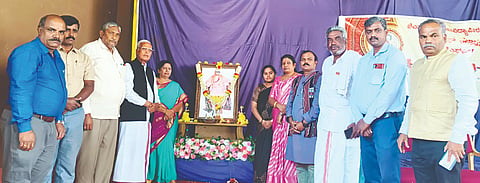 ಸರಗೂರು ತಾಲೂಕಿನ ಪಟ್ಟಣದ ಜೆಎಸ್‌ಎಸ್ ಶಿವರಾತ್ರಿ ಶಿವಾನುಭವ ಮಂಗಳ ಮಂಟಪದಲ್ಲಿ ರಂಗೋತ್ಸವ ಸಮಾರಂಭದಲ್ಲಿ ಸುತ್ತೂರು ಶ್ರೀಗಳ ಭಾವಚಿತ್ರಕ್ಕೆ ಪುಷ್ಪಾರ್ಚನೆ ಸಲ್ಲಿಸಲಾಯಿತು. ವೈ.ಎಂ.ಪುಟ್ಟಣ್ಣಯ್ಯ, ಸುಧಾ ಮೃತ್ಯುಂಜಯಪ್ಪ, ಶಿವರಾಜಪ್ಪ, ಗಣಪತಿ ಇತರರು ಇದ್ದರು.