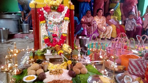 ಸರಗೂರಿನ ಪಟ್ಟಣದ ಆರನೇ ವಾರ್ಡ್‌ನಲ್ಲಿರುವ  ಈಡಿಗರ ಬೀದಿಯಲ್ಲಿ ಆಯೋಜಿಸಿದ್ದ ಅನ್ನದಾನ ಕಾರ್ಯಕ್ರಮದಲ್ಲಿ ಭಕ್ತರು ಪ್ರಸಾದ ಸ್ವೀಕರಿಸಿದರು.