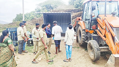 ಸರಗೂರು ತಾಲೂಕಿನ ಪಟ್ಟಣದ ುಟ್‌ಪಾತ್‌ನಲ್ಲಿ ಅಳವಡಿಸಿದ ಬೋರ್ಡ್‌ಗಳನ್ನು ಪಟ್ಟಣ ಪಂಚಾಯಿತಿ ಅಧಿಕಾರಿಗಳು ತೆರವುಗೊಳಿಸಿದರು.