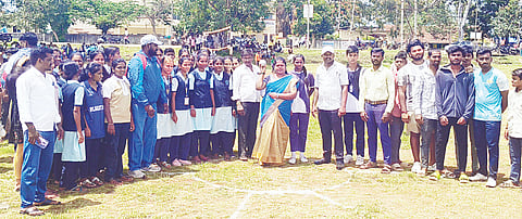 ಸರಗೂರಿನ ಜಯಚಾಮರಾಜೇಂದ್ರ ಕ್ರೀಡಾಂಗಣದಲ್ಲಿ ಗ್ರಾಮಿಣ ದಸರಾ ಕ್ರೀಡಾಕೂಟವನ್ನು ಗುಂಡು ಎಸೆಯುವ ಮೂಲಕ ಪಪಂ ಅಧ್ಯಕ್ಷೆ ಚೈತ್ರಾ ಸ್ವಾಮಿ ಉದ್ಘಾಟಿಸಿದರು. ವಿಶ್ವ, ಮಣಿಕಂಠ ಇತ್ತರರು ಇದ್ದರು.