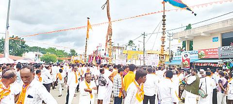ಸರಗೂರು ತಾಲೂಕಿನ ಪಟ್ಟಣದ ಜೆಎಸ್‌ಎಸ್ ಶಾಲೆಯ ಆವರಣದಲ್ಲಿ ಅಖಿಲ ಭಾರತ ವೀರಶೈವ ಲಿಂಗಾಯತ ಮಹಾಸಭಾ ತಾಲೂಕು ಘಟಕದ ವತಿಯಿಂದ ಹಮ್ಮಿಕೊಂಡಿದ್ದ ಬಸವ ಜಯಂತಿ ಕಾರ್ಯಕ್ರಮವನ್ನು ಸ್ವಾಮೀಜಿಗಳು ಉದ್ಘಾಟಿಸಿದರು. ಕೆಇಬಿ ಕಚೇರಿ ಮುಂಭಾಗದಲ್ಲಿ ಸೂತ್ತೂರು ಶ್ರೀಗಳು ಚಾಲನೆ ನೀಡಿದರು. ಮೆರವಣಿಗೆ ಪಟ್ಟಣದ ಪ್ರಮುಖ ಬೀದಿಗಳಲ್ಲಿ ಮೆರವಣಿಗೆ ನಡೆಸಲಾಯಿತು.