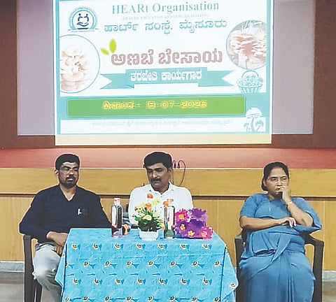 ಮೈಸೂರಿನ ಸೇಂಟ್ ಮರಿಯಾ ಡಿ ಮ್ಯಾಟಿಯಾಸ್ ಶಾಲೆ ಹಾಗೂ ಹಾರ್ಟ್ ಸಂಸ್ಥೆಯ ಸಹಯೋಗದಲ್ಲಿ ಪ್ರೌಢಶಾಲಾ ವಿದ್ಯಾರ್ಥಿಗಳಿಗಾಗಿ ಅಣಬೆ ಕೃಷಿ ಮತ್ತು ಅಣಬೆಯ ಮಹತ್ವ ಕುರಿತು ಪರಿಚಯಾತ್ಮಕ ಹಾಗೂ ಜಾಗೃತಿ ಕಾರ್ಯಾಗಾರವನ್ನು ಹಾರ್ಟ್ ಸಂಸ್ಥೆ ಅಧ್ಯಕ್ಷ ಶಿವಕುಮಾರ್ ಉದ್ಘಾಟಿಸಿದರು. ಶಿವಲಿಂಗ, ಶಿಕ್ಷಕ ವೃಂದ ಇದ್ದರು.