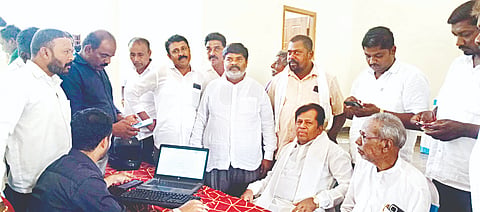 ಸಗರಗೂರು ಪಟ್ಟಣದ ಡಾ.ಬಾಬು ಜಗಜೀವನ ರಾಮ್ ಸಮುದಾಯ ಭವನದಲ್ಲಿ ಹಮ್ಮಿಕೊಂಡಿದ್ದ ಮಾದಾರ ಮಹಾಸಭಾದ ಸದಸ್ಯತ್ವ ನೋಂದಣಿ ಕಾರ್ಯಕ್ರಮಕ್ಕೆ ಗಣ್ಯರು ಚಾಲನೆ ನೀಡಿದರು. ಎಂ.ಶಿವಣ್ಣ, ಪರಶಿವಮೂರ್ತಿ, ಬೆಟ್ಟಸ್ವಾಮಿ ಇತರರು ಇದ್ದರು.
