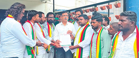 ನಕಲಿ ವೈದ್ಯರಿಗೆ ಕಡಿವಾಣ ಹಾಕಬೇಕು ಎಂದು ಒತ್ತಾಯಿಸಿ ಸೇಡಂನಲ್ಲಿ ಆರೋಗ್ಯ ಇಲಾಖೆ ಪ್ರಧಾನ ಕಾರ್ಯದರ್ಶಿ ರಿತ್ವಿಕ್​ ಪಾಂಡೆ ಅವರಿಗೆ ಜಯ ಕರ್ನಾಟಕ ಸಂಟನೆಯಿಂದ ಮನವಿಪತ್ರ ಸಲ್ಲಿಸಲಾಯಿತು. ರವೀಂದ್ರ ನಾಯಕ್​, ರಾಜು ದೊರೆ, ಲೋಕೇಶ ಹಂದರಕಿ, ದಿನೇಶ ನಾಯ್ಕೋಡಿ, ಶರಣು ಬುಡಸಾಣಿ ಇತರರಿದ್ದರು.
