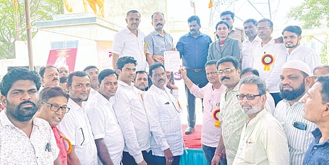 ವಿವಿಧ ಬೇಡಿಕೆ ಈಡೇರಿಕೆಗೆ ಒತ್ತಾಯಿಸಿ ವ್ಯಾಪಾರಸ್ಥರ ಸಂದಿಂದ ಸೇಡಂನ ಬಸವೇಶ್ವರ ವೃತದಲ್ಲಿ ರಸ್ತಾ ರೋಕೋ ನಡೆಸಿ ಸ್ಥಳಕ್ಕೆ ಆಗಮಿಸಿದ ಅಧಿಕಾರಿಗಳಿಗೆ ಮನವಿಪತ್ರ ಸಲ್ಲಿಸಲಾಯಿತು. ಸಹಾಯಕ ಆಯುಕ್ತ ಪ್ರಭುರೆಡ್ಡಿ, ತಹಸೀಲ್ದಾರ್​ ಶ್ರೀಯಾಂಕಾ ಧನಶ್ರೀ, ನಗರಸಭೆ ಪೌರಾಯುಕ್ತ ಶರಣಯ್ಯ ಸ್ವಾಮಿ, ಸಿಪಿಐ ಮಹಾದೇವಪ್ಪ ದಿಡ್ಡಿಮನಿ, ವ್ಯಾಪಾರಸ್ಥರ ಸಂದ ಅಧ್ಯಕ್ಷ ರಾಜಶೇಖರ ನೀಲಂಗಿ ಇತರರಿದ್ದರು. 