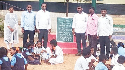 ಸಿರಿಗೇರಿ ಜನತಾ ಕಾಲನಿ ಸರ್ಕಾರಿ ಹಿರಿಯ ಪ್ರಾಥಮಿಕ ಶಾಲೆಯಲ್ಲಿ ಮಾದಕ ವಸ್ತು ಸೇವನೆ ತಡೆ ಜಾಗೃತಿ ಕಾರ್ಯಕ್ರಮ ಹಮ್ಮಿಕೊಳ್ಳಲಾಗಿತ್ತು. ಮುಖ್ಯಶಿಕ್ಷಕ ಬಿ.ಆರ್.ಶಿವಕುಮಾರ್, ಎಸ್ಡಿಎಂಸಿ ಅಧ್ಯಕ್ಷ ಎಚ್.ರಾಮಲಿಂಗಪ್ಪ, ಶಿಕ್ಷಕರಾದ ಯೋಗೀಶ್ ಜಾಲಿ, ಉಮೇಶ್, ಎಂ.ಹನುಮಯ್ಯ, ಎಚ್.ಈರಣ್ಣ, ಎಚ್.ಶಿರಿಷಾ ಇದ್ದರು.