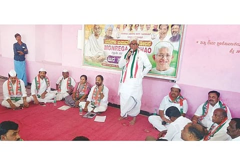  ರಾಮತ್ನಾಳ ಗ್ರಾಮದಲ್ಲಿ ಆಯೋಜಿಸಿದ್ದ ಜನಸಂಪರ್ಕ ಸಭೆಯಲ್ಲಿ ಶಾಸಕ ಹಂಪನಗೌಡ ಬಾದರ್ಲಿ ಮಾತನಾಡಿದರು. ಕೆಪಿಸಿಸಿ ಕಾರ್ಯಾಧ್ಯಕ್ಷ ಹಾಗೂ ವಿಧಾನಪರಿಷತ್ ಸದಸ್ಯ ಎ.ವಸಂತಕುಮಾರ, ಜಿಪಂ ಮಾಜಿ ಸದಸ್ಯ ಅಸ್ಲಂಪಾಷಾ, ಮುಖಂಡರಾದ ಲಿಂಗರಾಜ ಎಸ್.ಹಂಚಿನಾಳ, ಅಶೋಕ ಉಮಲೂಟಿ, ಗ್ರಾಪಂ ಉಪಾಧ್ಯಕ್ಷ ಮೌನೇಶ ಇತರರಿದ್ದರು.