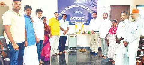 ಸಿರವಾರ ಪಪಂ ಕಚೇರಿಯಲ್ಲಿ ಗುರುವಾರ ಛತ್ರಪತಿ ಶಿವಾಜಿ ಮಹಾರಾಜರ ಜಯಂತಿ ಆಚರಿಸಲಾಯಿತು. ಪಪಂ ಅಧ್ಯಕ್ಷ ಹಾಜಿಚೌದ್ರಿ, ಉಪಾಧ್ಯಕ್ಷೆ ಲಕ್ಷ್ಮೀ ಆದೆಪ್ಪ, ಸದಸ್ಯ ಮಾರ್ಕಂಡೆಪ್ಪ, ಕೃಷ್ಣ ನಾಯಕ ಇತರರಿದ್ದರು.
