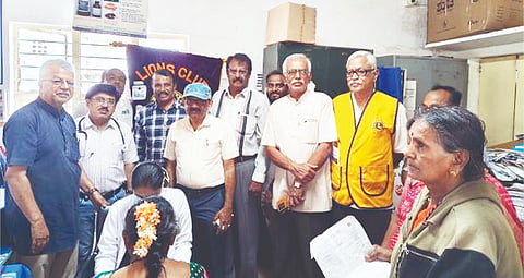 ತುರುವೇಕೆರೆ ತಾಲೂಕು ಬಾಣಸಂದ್ರದಲ್ಲಿ ಲಯನ್ಸ್ Health camp​ ಕ್ಲಬ್​ನಿಂದ ಹಮ್ಮಿಕೊಂಡಿದ್ದ ನೇತ್ರ ತಪಾಸಣೆ ಮತ್ತು ಶಸ್ತ್ರ ಚಿಕಿತ್ಸಾ ಶಿಬಿರದಲ್ಲಿ ನೇತ್ರತಜ್ಞ ಡಾ.ಷಡಕ್ಷರಿ, ಮಲ್ಲಿಕಾರ್ಜುನ ದುಂಡ, ಲಯನ್ಸ್​ ಕ್ಲಬ್​ ಕಾರ್ಯದರ್ಶಿ ರವಿ, ರಾಜಣ್ಣ, ರಾಮಕೃಷ್ಣ, ಸಿ.ಜಿ.ನಾಗರಾಜು, ದೃಷ್ಟಿ ಸಂರಕ್ಷಣಾ ಸಮಿತಿ ಅಧ್ಯಕ್ಷ ಸಚಿನ್​ ಮಾಯಸಂದ್ರ, ಪ್ರಾಥಮಿಕ ಆರೋಗ್ಯ ಕೇಂದ್ರದ ಯತೀಶ್​ ಮತ್ತು ಸಿಬ್ಬಂದಿ ಇದ್ದರು. 