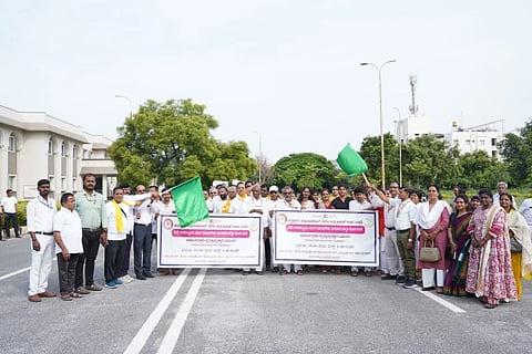 ಬಳ್ಳಾರಿಯ ಡಿಸಿ ಕಚೇರಿ ಆವರಣದಲ್ಲಿ ಆಯೋಜಿಸಿದ್ದ ಬೃಹತ್ ನಡಿಗೆ ಜಾಥಾಕ್ಕೆ ಜಿಲ್ಲಾ ಆಯುಷ್ ಅಧಿಕಾರಿ ಡಾ.ಟಿ.ಫಣೇಂದರ್ ಚಾಲನೆ ನೀಡಿದರು. ಇಲಾಖೆಯ ಅಧಿಕಾರಿಗಳಾದ ಬಿ. ಬಸವರಾಜ್, ಕೆ. ಗುರುರಾಜ್, ಎಲ್. ರಾಜೇಶ್, ವಿ.ಬ್ರಹ್ಮಕುಮಾರ್, ಕೆ.ವಿಜಯಕುಮಾರ್ ಇತರರಿದ್ದರು.