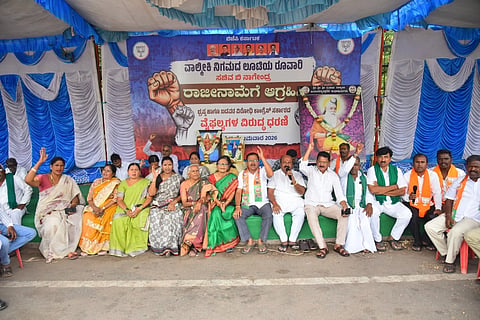 ಬಳ್ಳಾರಿಯ ಡಿಸಿ ಕಚೇರಿ ಮುಂಭಾಗದಲ್ಲಿ ಸಚಿವ ಬಿ.ನಾಗೇಂದ್ರ ರಾಜೀನಾಮೆಗೆ ಆಗ್ರಹಿಸಿ ಜಿಲ್ಲಾ ಬಿಜೆಪಿ ಘಟಕದಿಂದ ಅಹೋರಾತ್ರಿ ಧರಣಿ ನಡೆಯಿತು. ಪದಾಧಿಕಾರಿಗಳಾದ ಎಚ್.ಹನುಮಂತಪ್ಪ, ಜಿ.ವೆಂಕಟರಮಣ, ಚಾಂದಿನಿ, ಐನಾಥರೆಡ್ಡಿ, ಸೌಮ್ಯ, ರಮೇಶ್ ಇತರರಿದ್ದರು.